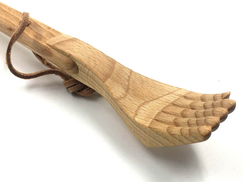 Lesena žlica za obuvanje s praktično roko za praskanje hrbta