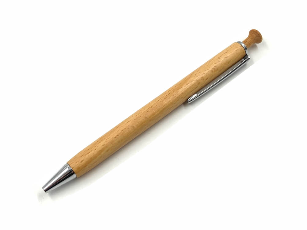Lesen kemični svinčnik s kovinsko srebrno garnituro - 140 x 8 mm ter lesenim gumbom, bukev